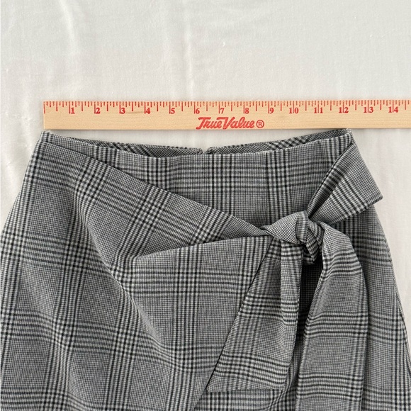 Aritzia Wilfred Dorine Wrap Front Mini Skirt Plaid Wool/Cashmere Size 0 Gray - Picture 6 of 7